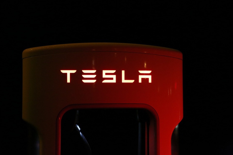 Tesla oferuje darmowe ładowanie EV dla uciekających przed wojną - ZielonaGospodarka.pl