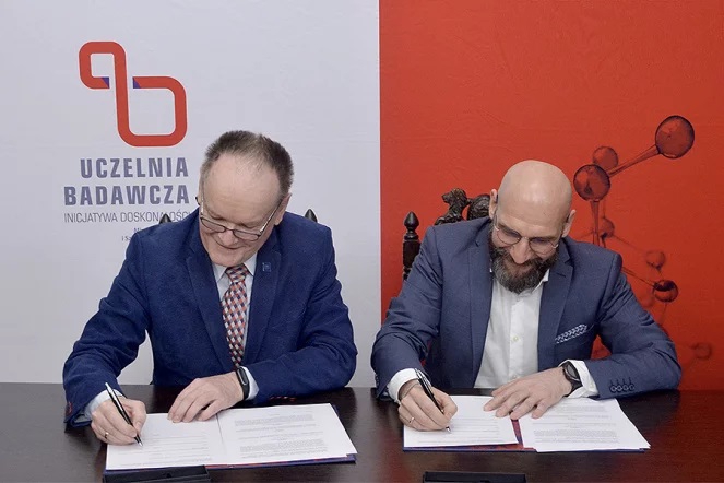 Na Politechnice Gdańskiej podpisano umowę na realizację projektu ZeroWastePorts - autonomicznego statku do zbierania odpadów z wody i innych jednostek - ZielonaGospodarka.pl