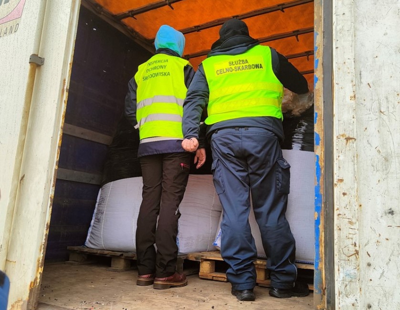 Funkcjonariusze KAS zatrzymali transport prawie 18 ton nielegalnych odpadów - ZielonaGospodarka.pl