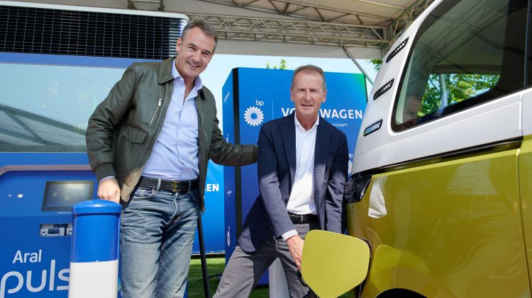 Grupa Volkswagen i bp rozwiązują problem szybkiego ładowania EV w Europie - ZielonaGospodarka.pl