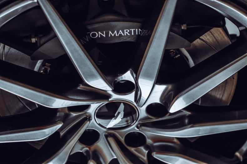 Aston Martin dąży do osiągnięcia zerowej emisji do 2039 roku - ZielonaGospodarka.pl