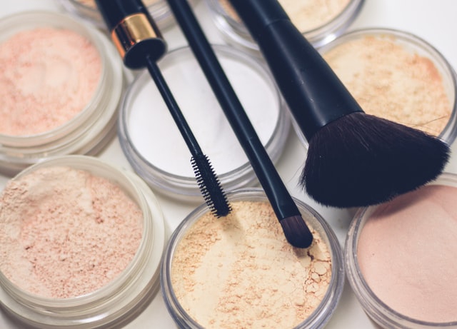Niemieckie Greenpeace: 76% kosmetyków do makijażu zawiera mikroplastik - ZielonaGospodarka.pl