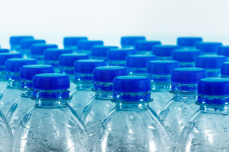 System kaucyjny ma obejmować szklane i plastikowe butelki oraz puszki - ZielonaGospodarka.pl