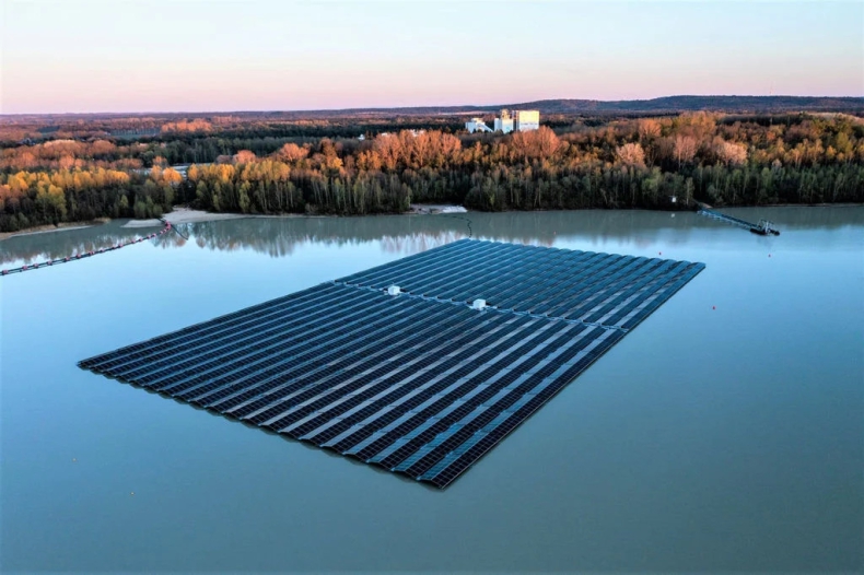 Niemiecki inwestor Quarzwerke wraz z BayWa r.e. uruchomił największą w kraju pływającą elektrownię fotowoltaiczną - ZielonaGospodarka.pl