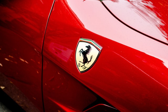 Prezes Ferrari odrzuca wątpliwości dotyczące wydajności pojazdów elektrycznych - ZielonaGospodarka.pl