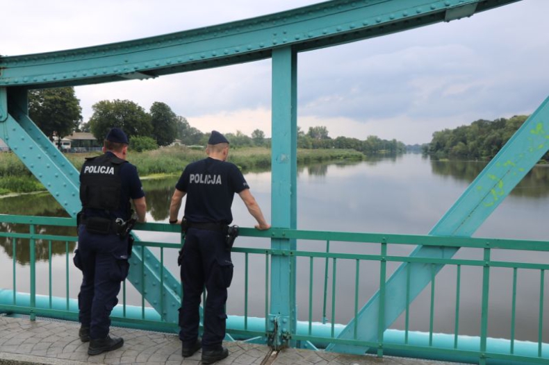 Policjanci skontrolowali stan rzeki Barycz, prawego dopływu Odry - ZielonaGospodarka.pl