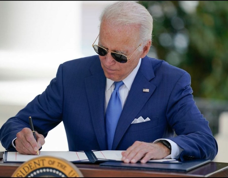 Biden podpisał ustawę zakładającą największe w historii inwestycje w walkę ze zmianą klimatu - ZielonaGospodarka.pl