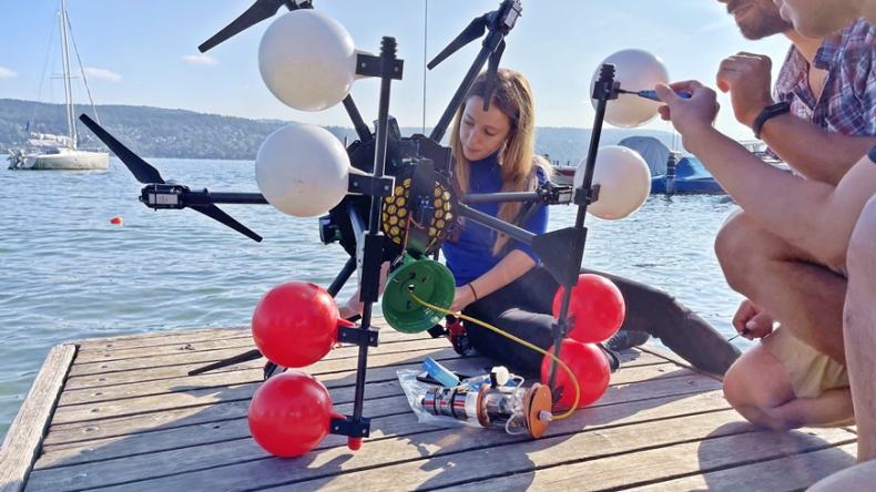 Dron, który lata i nurkuje - może zmienić inspekcje floating offshore i ułatwić monitoring wód  - ZielonaGospodarka.pl