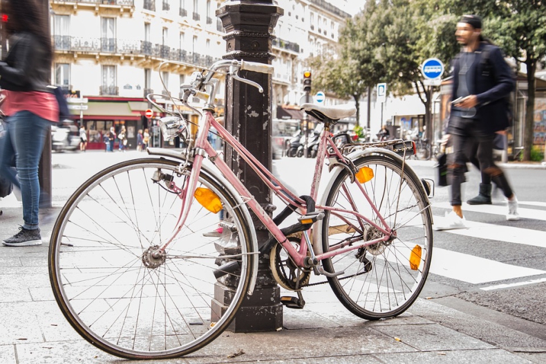 Francja da 4 tys. euro osobie, która zamieni samochód na rower elektryczny - ZielonaGospodarka.pl