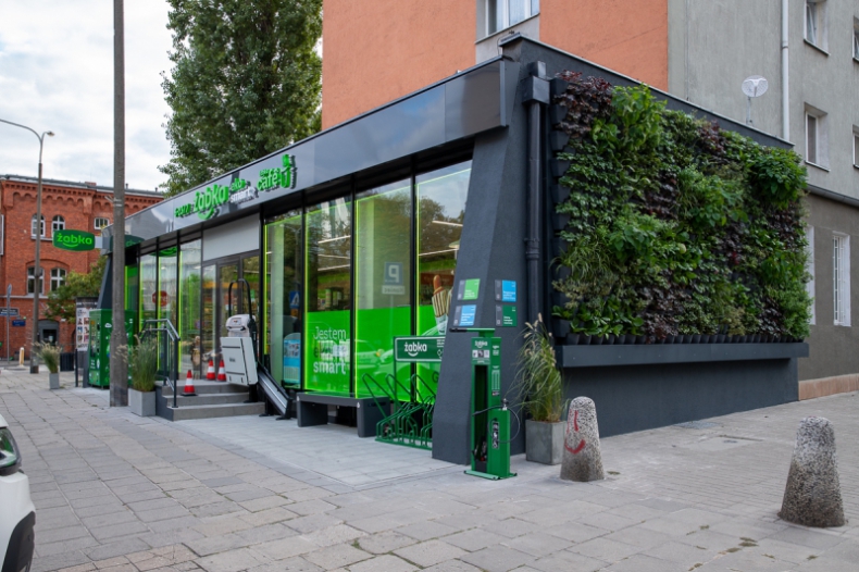 Żabka Eko Smart – pierwszy w Polsce sklep łączący ekologię z technologią - ZielonaGospodarka.pl