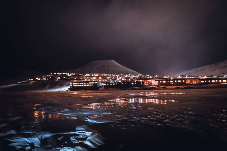Mniejsza ilość lodu morskiego powoduje ekstremalne opady na Svalbardzie - ZielonaGospodarka.pl
