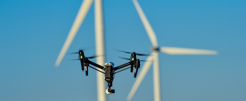 Niemcy kontrolują systemy odgromowe i stan łopat wiatrowych za pomocą dronów - ZielonaGospodarka.pl