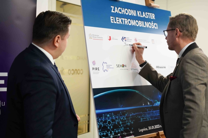 Czołowe firmy z branży elektromobilności, nowych technologii i Legnicka Strefa tworzą Zachodni Klaster Elektromobilności [GALERIA]-ZielonaGospodarka.pl