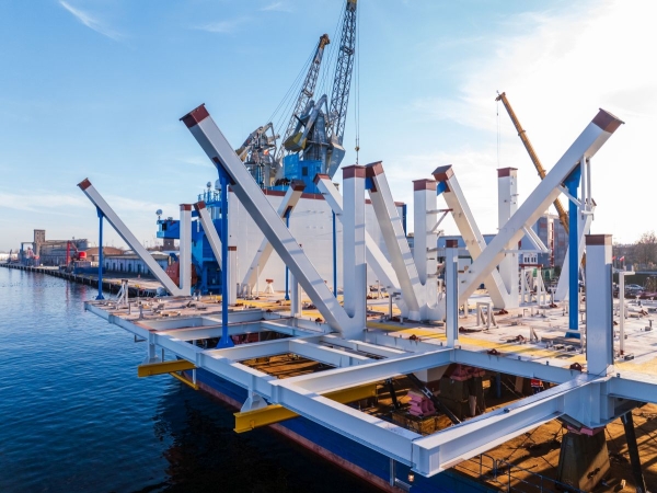Moduł platformy offshore o masie 530 ton płynie z Polski do Norwegii-ZielonaGospodarka.pl
