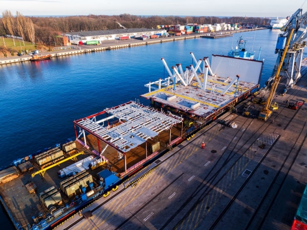 Moduł platformy offshore o masie 530 ton płynie z Polski do Norwegii-ZielonaGospodarka.pl