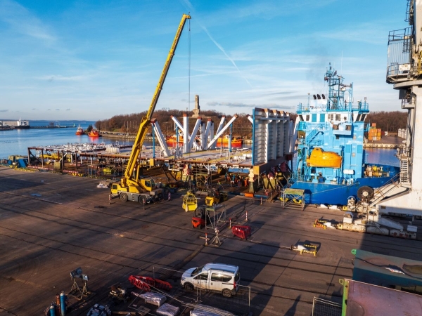Moduł platformy offshore o masie 530 ton płynie z Polski do Norwegii-ZielonaGospodarka.pl