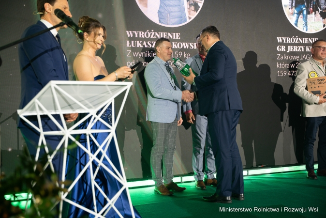 Odpowiedzialna hodowla i dbałość o dobrostan krów. Polska liderem w produkcji mleka (Mleczna Gala 2026)-ZielonaGospodarka.pl