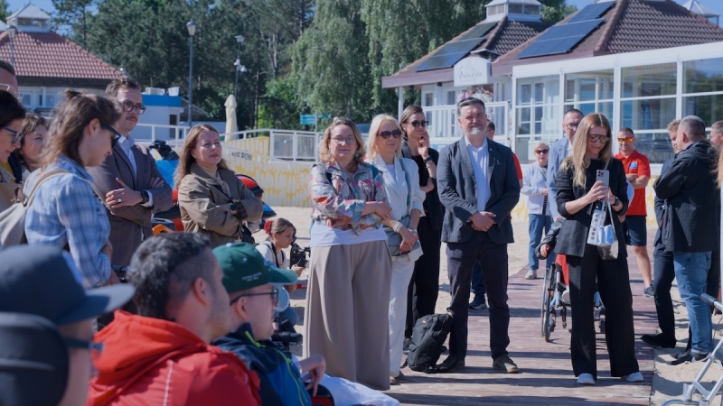 Pierwszy raz tak blisko morza. Na gdańskich plażach pojawiły się specjalistyczne wózki dla osób z niepełnosprawnością	-ZielonaGospodarka.pl