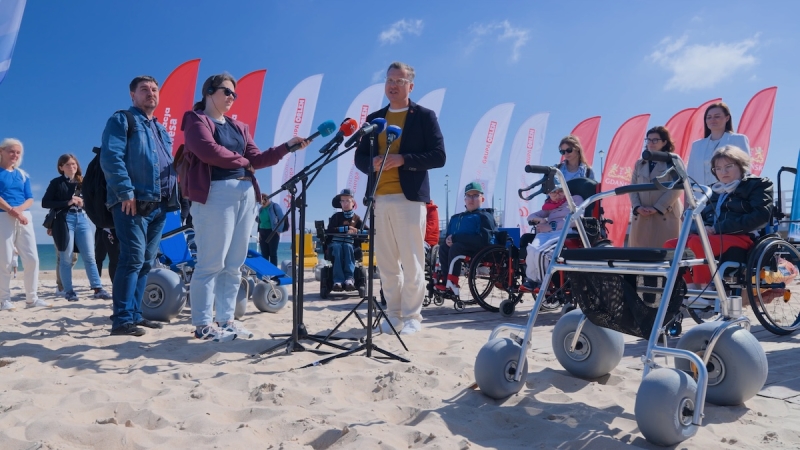 Pierwszy raz tak blisko morza. Na gdańskich plażach pojawiły się specjalistyczne wózki dla osób z niepełnosprawnością	-ZielonaGospodarka.pl