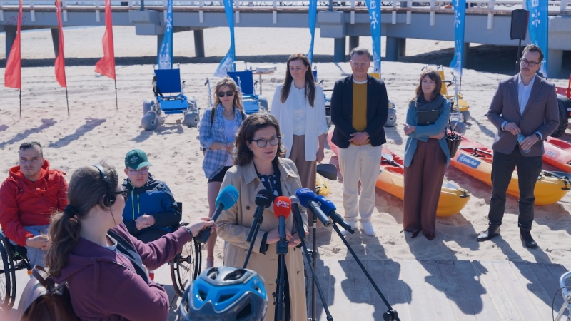 Pierwszy raz tak blisko morza. Na gdańskich plażach pojawiły się specjalistyczne wózki dla osób z niepełnosprawnością	-ZielonaGospodarka.pl
